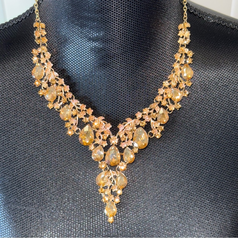 Luxurious Gold Bib Necklace with Intricate Filigree and Gemstones